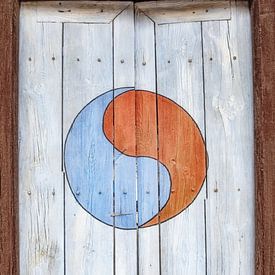 Alte Holztür mit Yin- und Yang-Zeichen in Südkorea von Ron van der Stappen