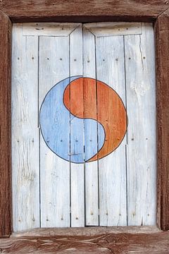 Alte Holztür mit Yin- und Yang-Zeichen in Südkorea von Ron van der Stappen