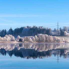 Journée de gel au lac Weissensee en Bavière Allgaeu Allemagne avec de grandes vibrations hivernales ensoleillées sur Sebastian Czech