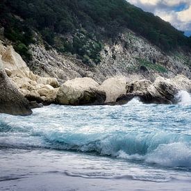 Plage de Myrtos à Céphalonie en automne avec des vagues spectaculaires. sur Ruud Lobbes