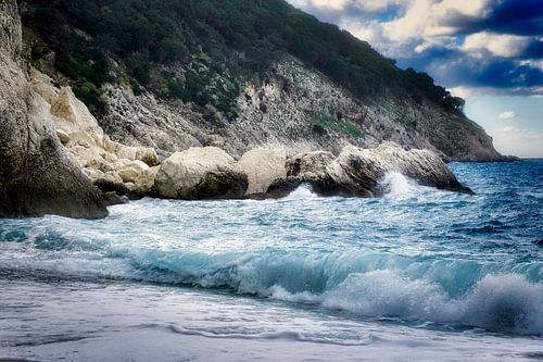 Myrtos beach Kefalonia in de herfst met spectaculaire golven. van Ruud Lobbes