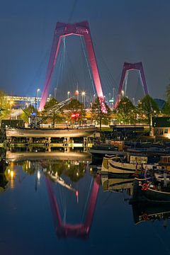 Reflectie Willemsbrug te Rotterdam van Anton de Zeeuw