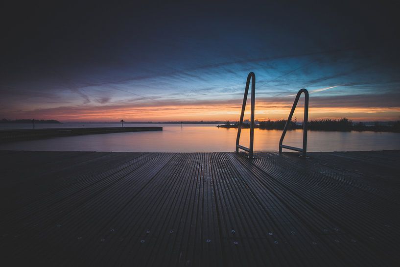 Freibad mit Freizeitsee während des Sonnenuntergangs von Fotografiecor .nl