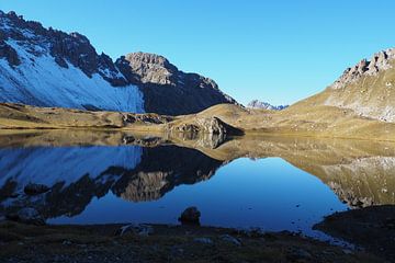 Kracht van Tirol, waar alpine uitgestrektheid, rotsformaties en glooiende bergweiden een krachtig, harmonieus landschap vormen. van Miriam Schwarzfischer Fotografie