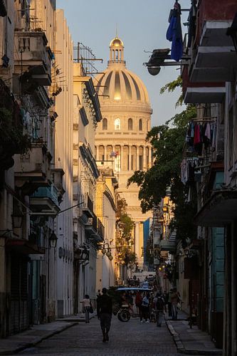 Staarbeeld Havana, ochtendzon op het parlementsgebouw.