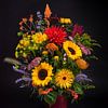 vrolijk  en kleurrijk boeket bloemen van Marjolijn van den Berg