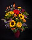 Fröhlicher und bunter Blumenstrauß von Marjolijn van den Berg Miniaturansicht