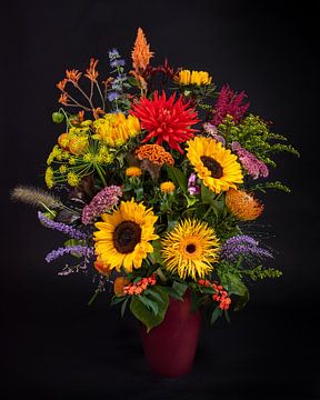 vrolijk  en kleurrijk boeket bloemen van Marjolijn van den Berg