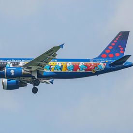 Brussels Airlines Airbus A320 met Smurfen livery. van Jaap van den Berg
