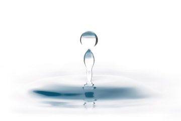 Clear water drop by Klaartje Majoor