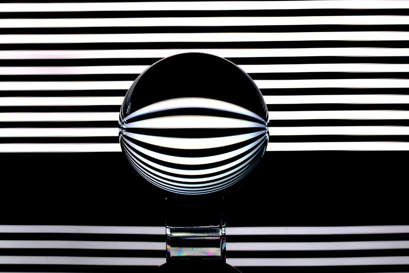 Streepjes weerspiegeld van Joke Beers-Blom