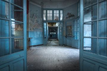 Hal van een verlaten badhuis in Frankrijk van Wim van de Water