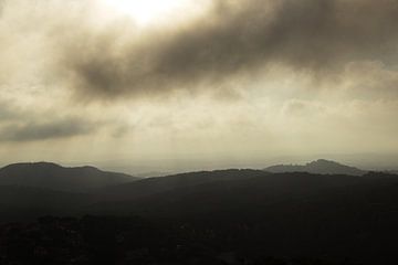 Donkere wolken boven de bergen van Hollandse Kijker