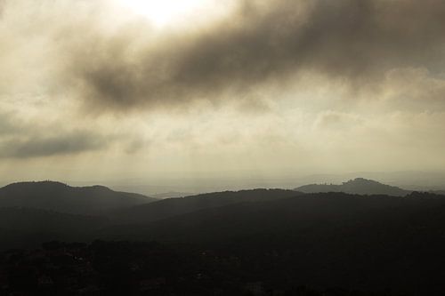 Donkere wolken boven de bergen