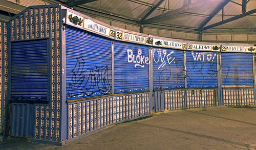 Verlaten Spaanse markthal met graffiti in Valencia