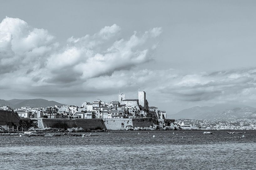 Altstadt von Antibes an der Côte d'Azur - monochrom von Werner Dieterich