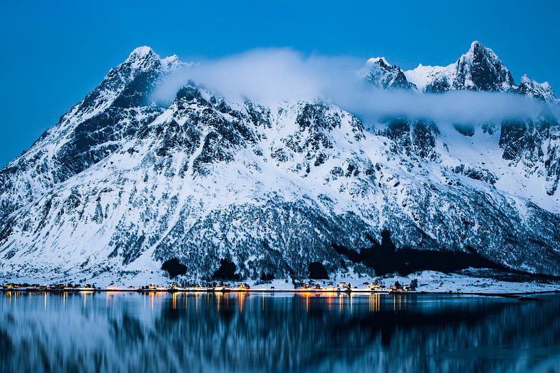 Village illuminé dans un fjord par Martijn Smeets