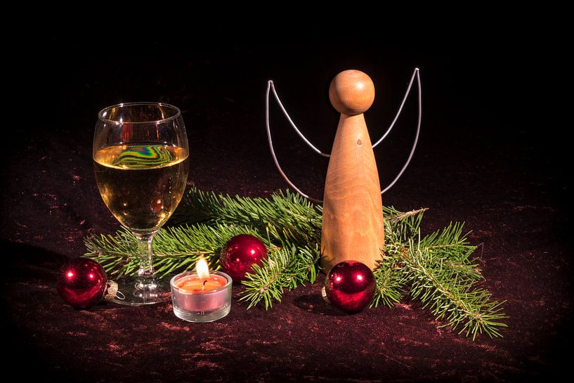 Holzengel und Weinglas weihnachtlich geschmückt mit Tannen und Christbaumkugeln von Hans-Jürgen Janda