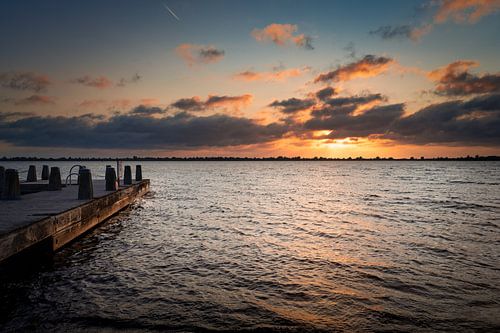 Grevelingen meer Zeeland tijdens zonsondergang
