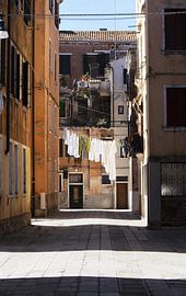 Schatten auf der Straße Venedig von Stella Ammerlaan