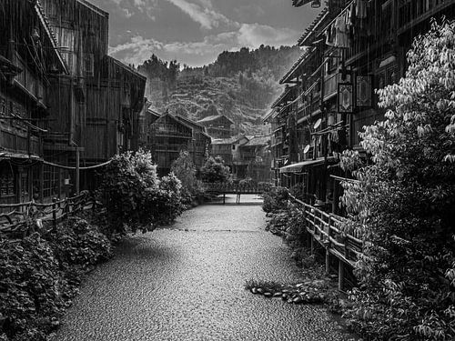 Gietende regen in het stille dorp