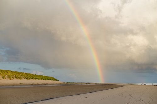 Dunes, arc-en-ciel et beau ciel au-dessus de la plage d'Amelander