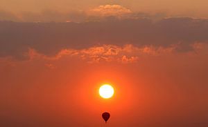 Ballon bij zonsondergang. van Luuk van der Lee