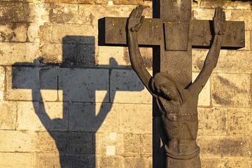 In the shadow of the light - morning silence at the cross by Walter G. Allgöwer