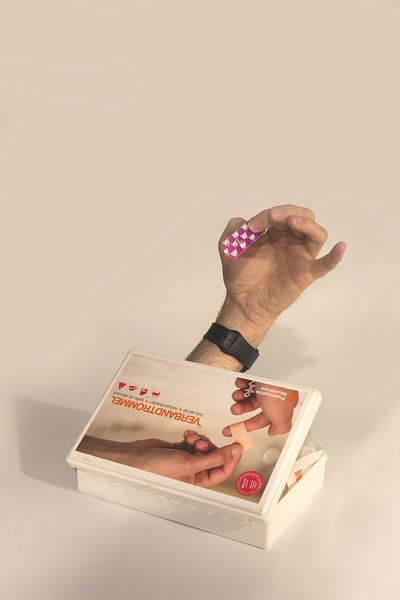 helpende hand bij ongelukken by Jan Roelof Brinksma