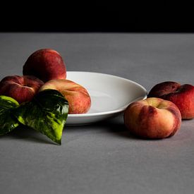 Schöne Pfirsiche mit schönem Kontrast von Bram van Egmond