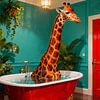 Eine Giraffe, die in einem farbenfrohen Zimmer im Retro-Tier-Fantasy-Stil badet von Artkreator
