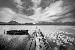 De Hopfensee in de Allgäu met een mooie wolkenlucht in zwart-wit