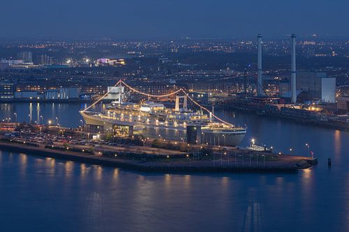Het cruiseschip ss Rotterdam in Rotterdam Katendrecht tijdens het blauwe uurtje