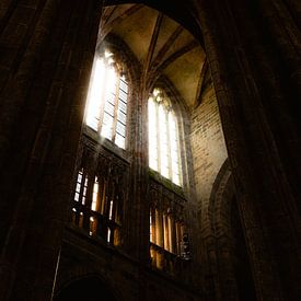 Des faisceaux lumineux à travers les fenêtres de l'abbaye du Mont Saint Michel sur zeilstrafotografie.nl