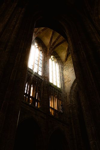 Lichtstralen door ramen van Abdij Mont Saint Michel