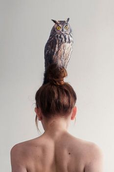 Intrigerende Foto van Vrouw met Knot en Uil - Mysterie en Symboliek