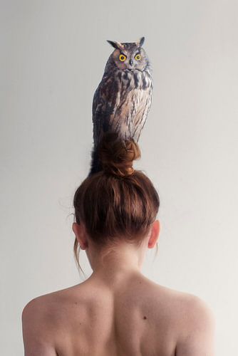Intrigerende Foto van Vrouw met Knot en Uil - Mysterie en Symboliek van Elianne van Turennout