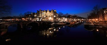 Grachten van Amsterdam in panorama in de nacht