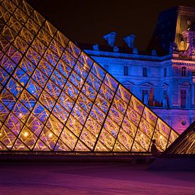 Louvre museum at night, Parijs. van Bart van der Heijden