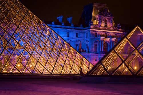 Musée du Louvre la nuit, Paris.