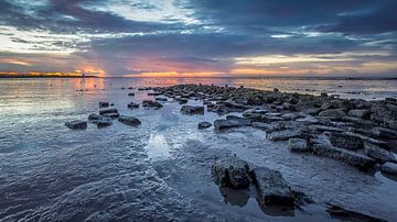 Stenen aan de Waddenzee tijdens zonsondergang