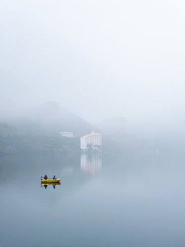 Japan - Der Haruna-See im Nebel von Orange Frame - Remco Bosshard