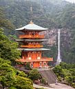 Ein schöner Blick auf die Pagode von Seigantoji und den Nachi no Taki-Wasserfall in Japan. von Claudio Duarte Miniaturansicht