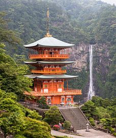 Een prachtig uitzicht op de pagode van Seigantoji en de Nachi no Taki-waterval in Japan. van Claudio Duarte