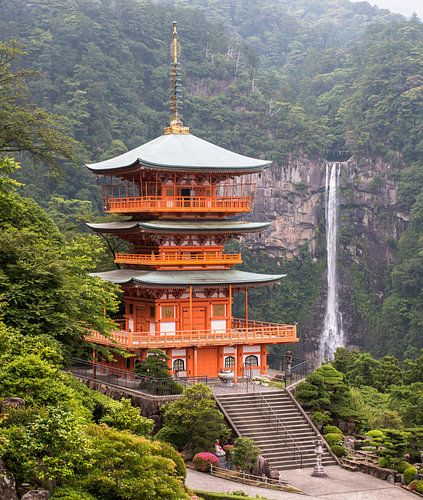Een prachtig uitzicht op de pagode van Seigantoji en de Nachi no Taki-waterval in Japan.