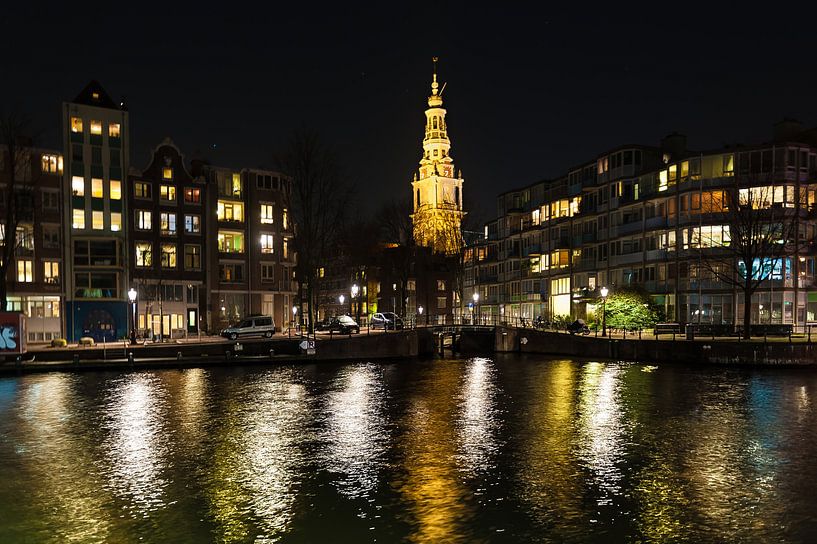 Amsterdam met de kerk over het water bij nacht van Brian Morgan