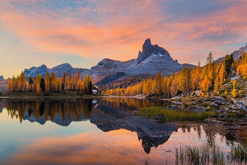 Lever de soleil à Lago Federa, Dolomites, Italie
