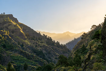 Sonniges Tal in der Caldera de Taburiente bei Sonnenaufgang