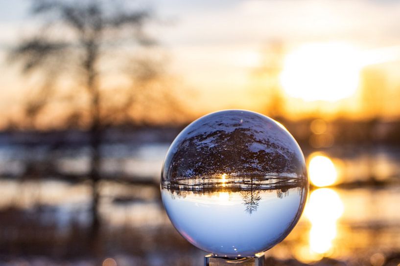 Sneeuwlandschap in een lensbal tijden zonsondergang van Daphne Dorrestijn
