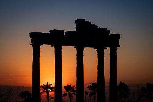 Zonsondergang Tempel van Apollo met palmbomen van Hilda Koopmans